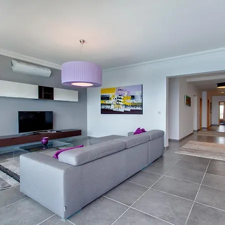 斯利马海滨公寓 *