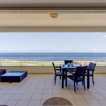 Seafront Apartment *